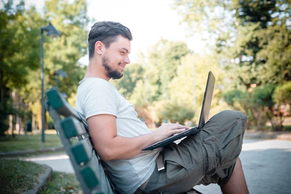 Uomo elegante utilizzando notebook — Foto Stock