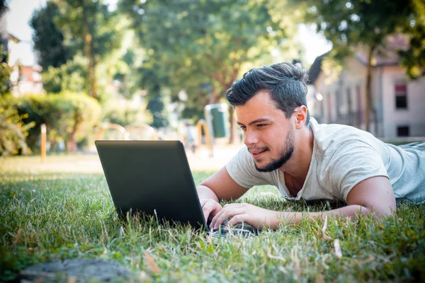 Stilvoller Mann mit Notizbuch — Stockfoto