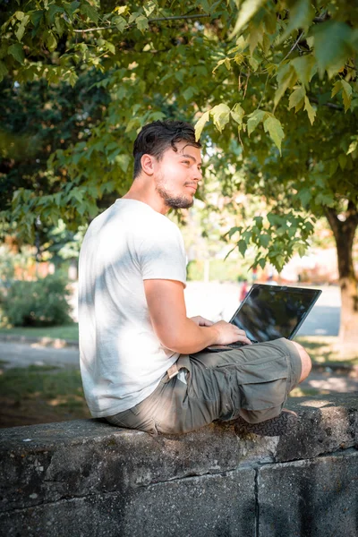 Snygg man använder bärbar dator — Stockfoto