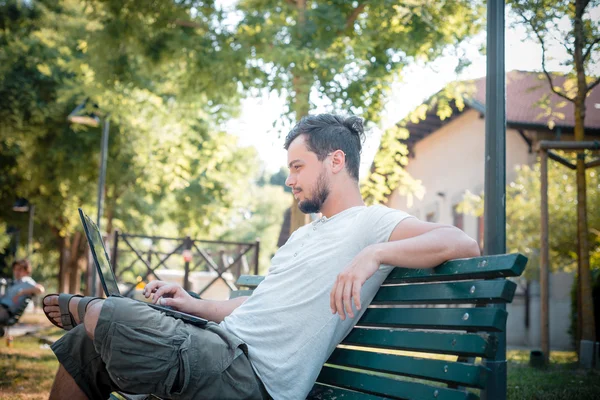 Homem elegante usando notebook — Fotografia de Stock