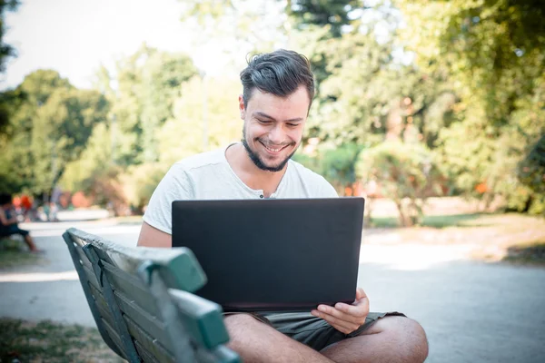 Stilvoller Mann mit Notizbuch — Stockfoto