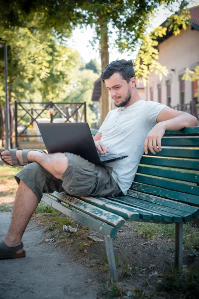 Homem elegante usando notebook — Fotografia de Stock