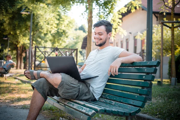 Stijlvolle man met laptop — Stockfoto