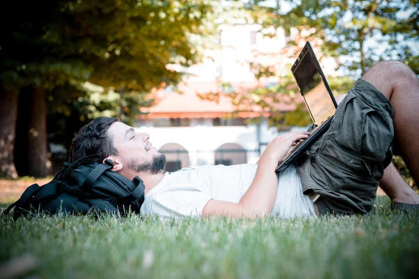 Homem elegante usando notebook — Fotografia de Stock