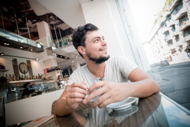 Bardaki şık delikanlı