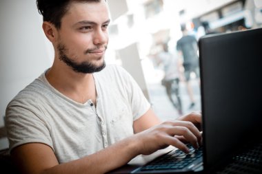 Bardaki şık delikanlı