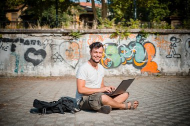 dizüstü bilgisayar kullanan genç şık adam