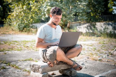 dizüstü bilgisayar kullanan genç şık adam