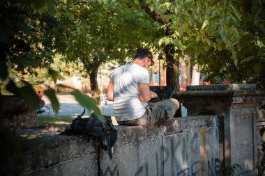 dizüstü bilgisayar kullanan genç şık adam