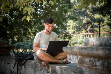 dizüstü bilgisayar kullanan genç şık adam