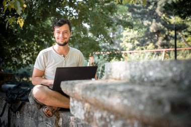 dizüstü bilgisayar kullanan genç şık adam