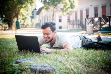 dizüstü bilgisayar kullanan genç şık adam