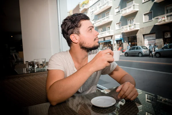 Giovane uomo alla moda al bar — Foto Stock