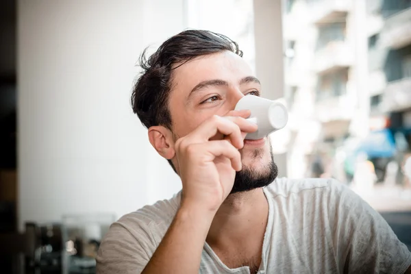 Ung snygg man i baren — Stockfoto