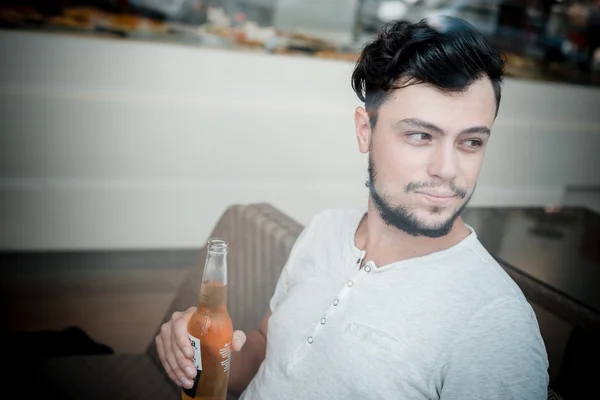 Joven hombre con estilo en el bar — Foto de Stock