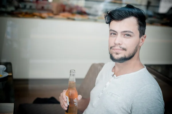 Joven hombre con estilo en el bar — Foto de Stock