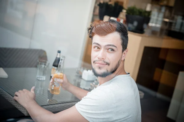 Joven hombre con estilo en el bar — Foto de Stock