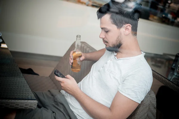 Jovem homem elegante no bar — Fotografia de Stock