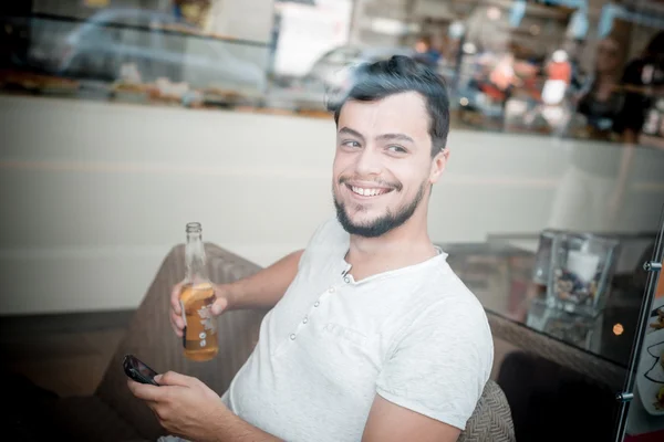 A bárban elegáns fiatalember — Stock Fotó