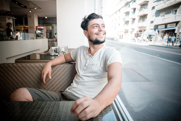 Joven hombre con estilo en el bar — Foto de Stock