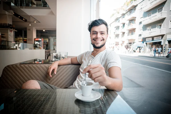 Tânăr om elegant la bar — Fotografie, imagine de stoc