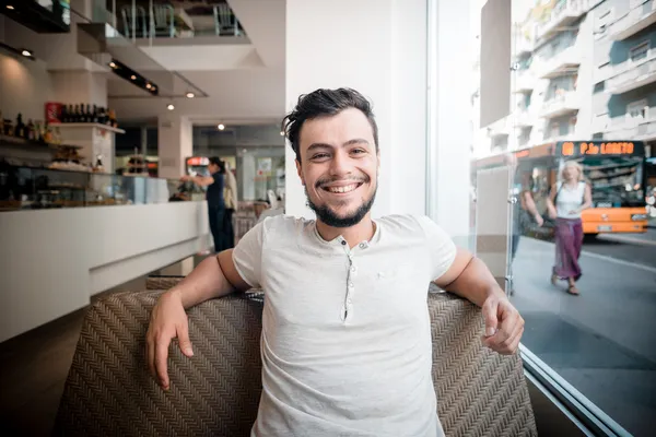 Joven hombre con estilo en el bar — Foto de Stock