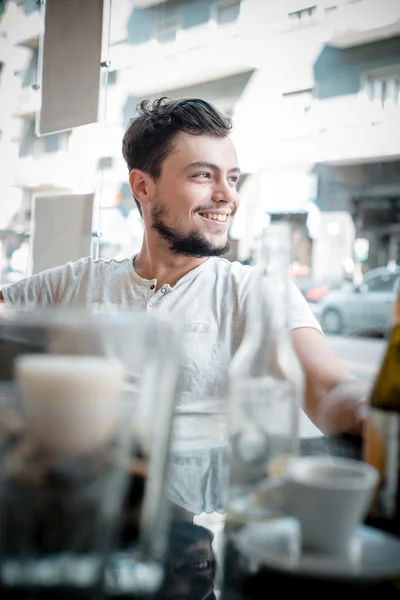 Ung snygg man i baren — Stockfoto