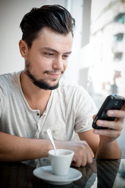 Jeune homme élégant au bar — Photo