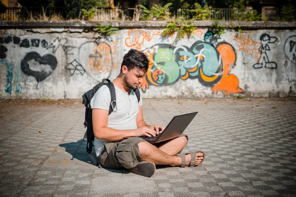 Stijlvolle jongeman laptop gebruiken — Stockfoto
