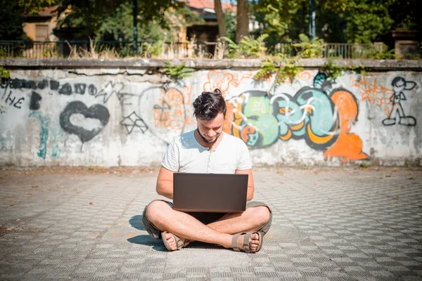 Stijlvolle jongeman laptop gebruiken — Stockfoto