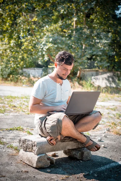 Jovem homem elegante usando notebook — Fotografia de Stock