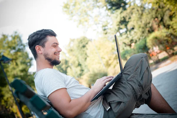 Jovem homem elegante usando notebook — Fotografia de Stock