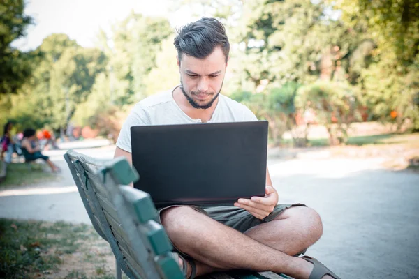 Stijlvolle jongeman laptop gebruiken — Stockfoto