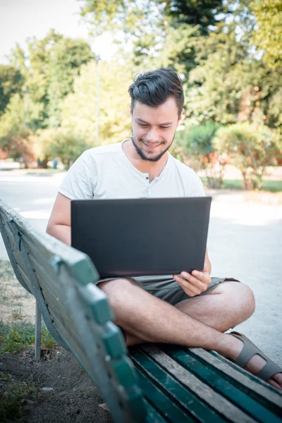 Jovem homem elegante usando notebook — Fotografia de Stock