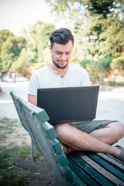 Молодой стильный человек с помощью ноутбука — стоковое фото