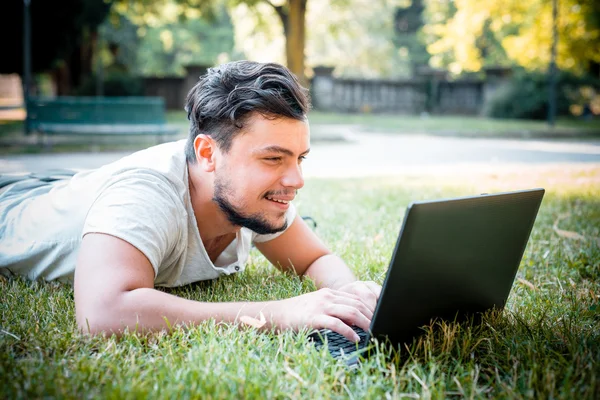 Joven hombre con estilo utilizando portátil —  Fotos de Stock