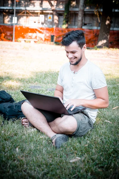 Jovem homem elegante usando notebook — Fotografia de Stock