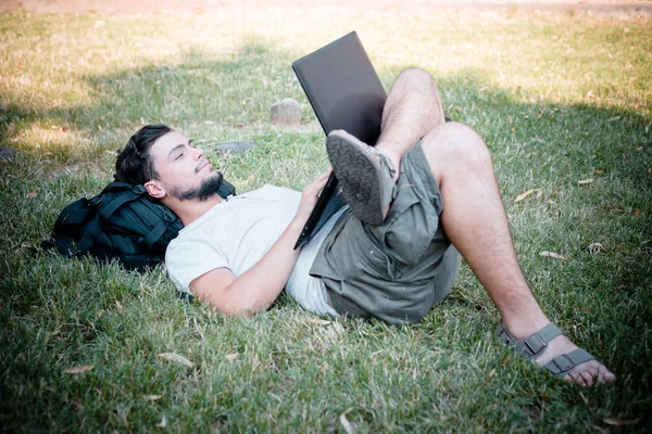 Jovem homem elegante usando notebook — Fotografia de Stock