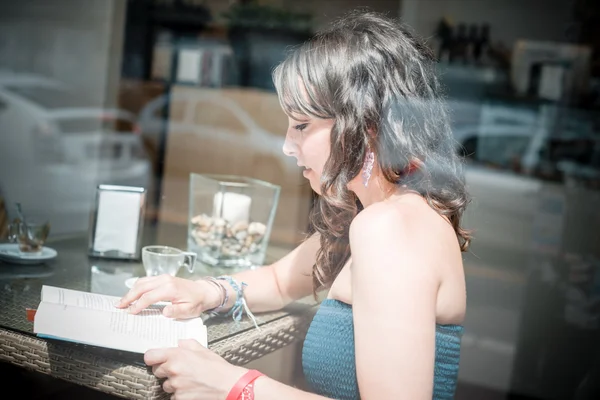 Young beautiful woman reading book — Stock Photo, Image