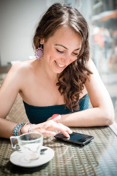 Joven hermosa mujer en el teléfono — Foto de Stock