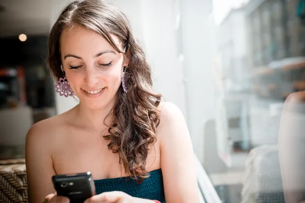 Joven hermosa mujer en el teléfono — Foto de Stock