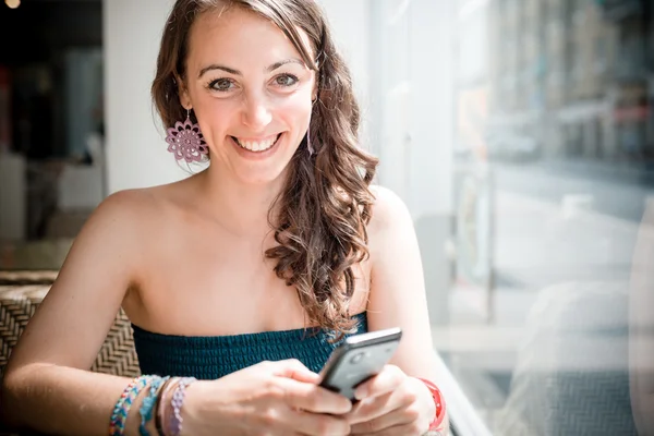 Ung vacker kvinna på telefon — Stockfoto