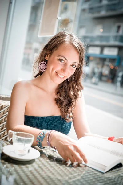 Joven hermosa mujer leyendo libro — Foto de Stock