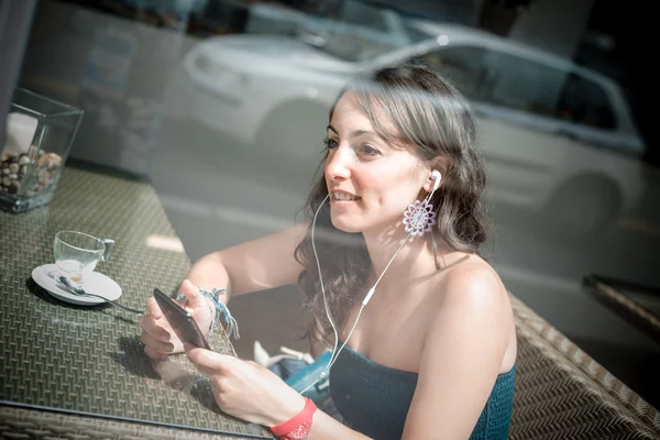 Joven hermosa mujer escuchando música — Foto de Stock