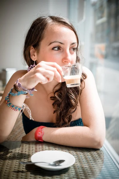 Unga vackra kvinnan dricker kaffe — Stockfoto