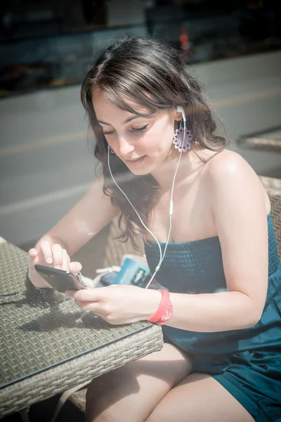 Joven hermosa mujer escuchando música — Foto de Stock