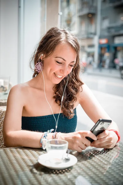 Joven hermosa mujer escuchando música — Foto de Stock