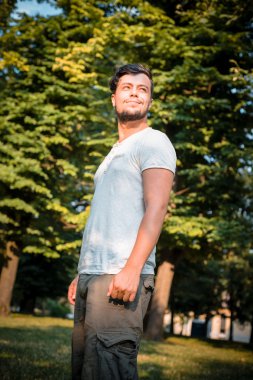 şık adamı parkta