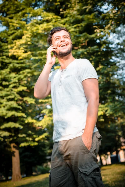 Stilvoller Mann am Telefon — Stockfoto