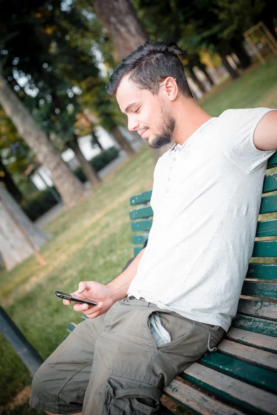 Snygg man på telefonen — Stockfoto